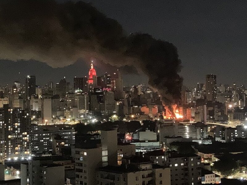 Prédio atingido por incêndio no Brás corre risco de desabar, São Paulo