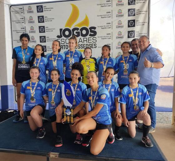 handebol feminino, com a equipe da Escola Estadual 13 de Maio