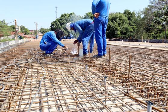 Construção da ponte de concreto no Altos da Serra II 