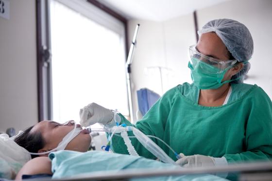 enfermeiros profissionais da saúde técnicos de enfermagem pacientes tratamento hospital leito uti