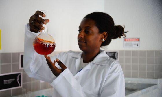 CIENTISTA MULHER PROGRAMA CIÊNCIA