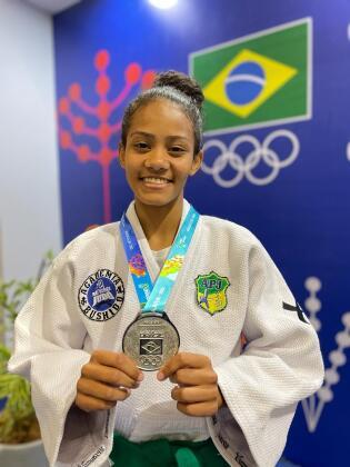 Gabrielle Vasconcelos com medalha de prata