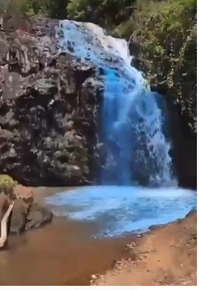 Cachoeira tingida de azul 