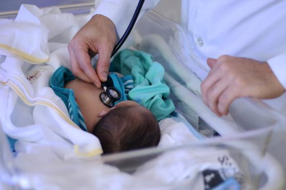 criança internada uti médico consulta bebê internação hospital 