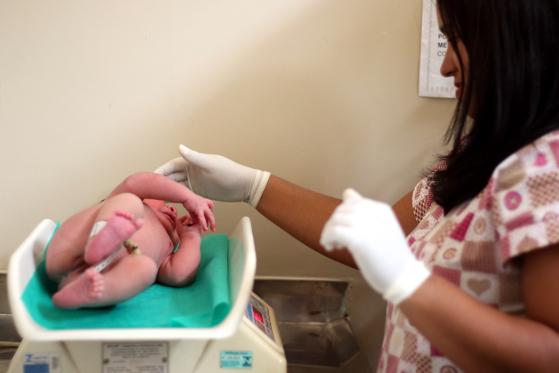 enfermeira bebê criança internada hospital pesando recem nascido hospital