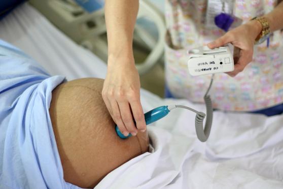 gravida bebê exame enfermeira hospital internada