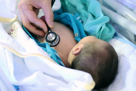 bebê consulta médico internado coração batimentos recem nascido