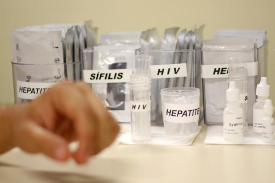 teste hepatite B, hepatite C, HIV, e sífilis.
