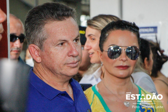 Governador usa bom humor para responder sobre planos da esposa