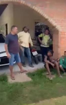 homem oferecendo dinheiro para funcionários votarem em Bolsonaro