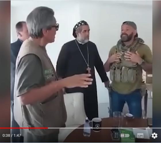 Padre Kelman negociando com polícia na casa de Roberto Jefferson