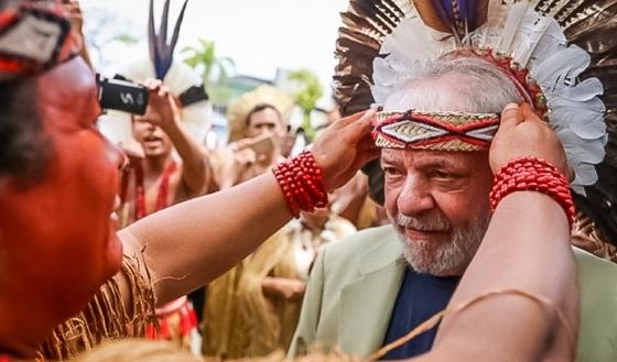 Lula recebendo cocar indígena 