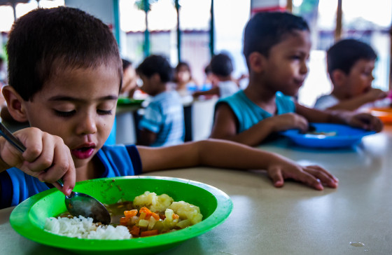 merenda escolar comida alimentação crianças comendo alimentação recreio escola 
