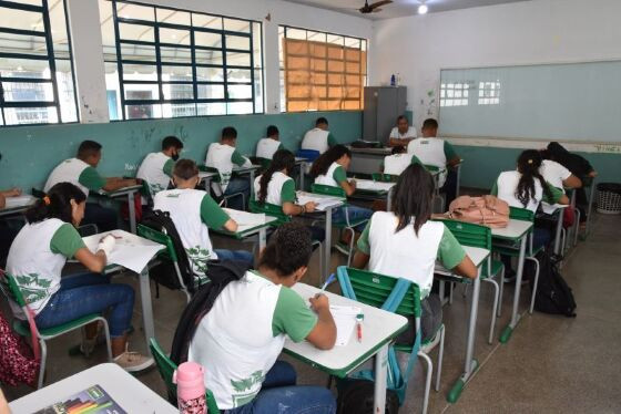 escola crianças estudando sala de aula professor 