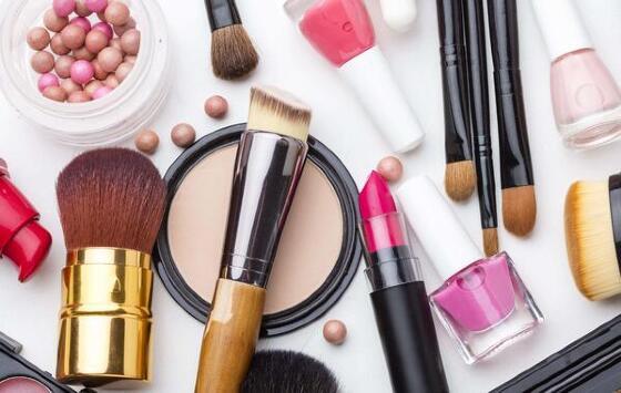 Produtos químicos em maquiagens e a infertilidade: O que você precisa saber