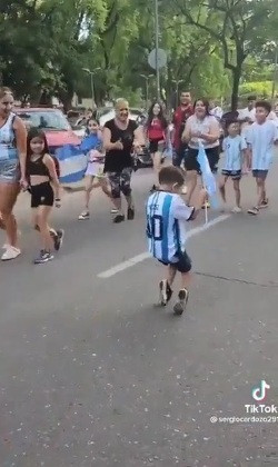 criança argentina comemorando