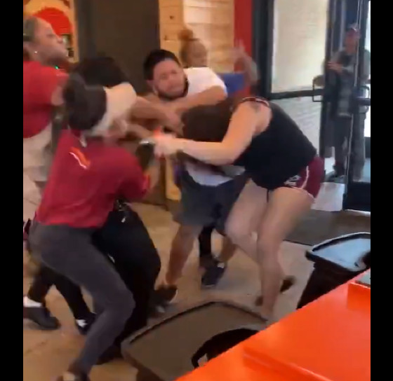 Briga em rede de fast food entre funcionárias e cliente