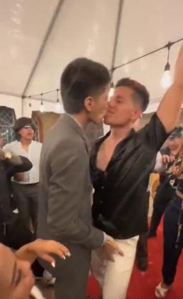 homens se beijando