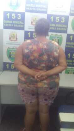 mulher persegue a filha