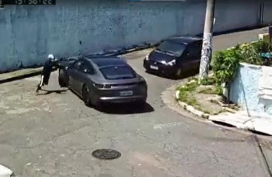 Bandidos tentam roubar Porsche blindado