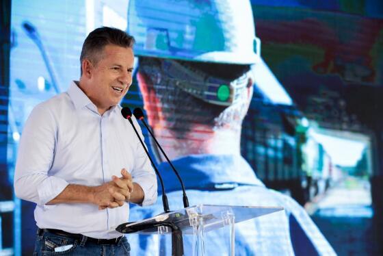 MAURO MENDES MICROFONE SORRISO