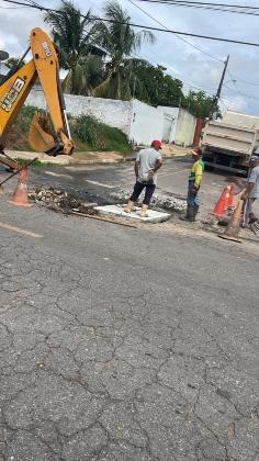 Buraco no bairro Santa Amália sendo fechado pela prefeitura