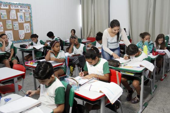 alunos escola sala de aula