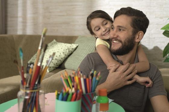 HOMEM CRIANÇA FILHA FAMILIA FELIZ SORRISO