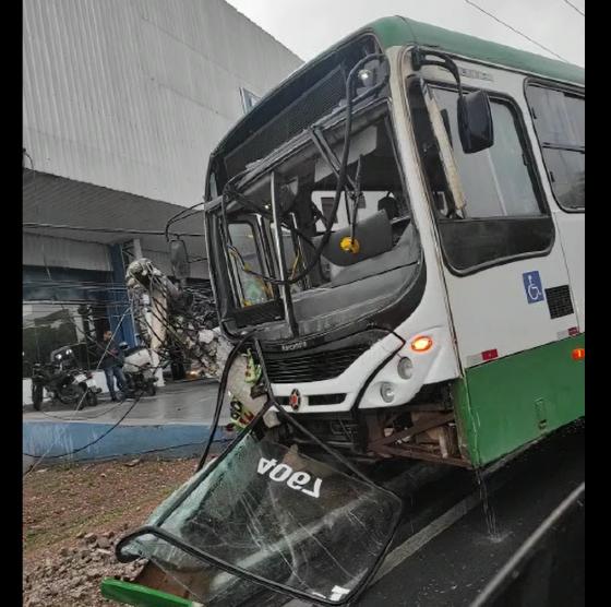 Ônibus bate em poste na avenida Fernando Correia em Cuiabá