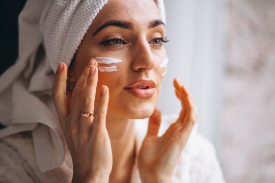 mulher produto de beleza skin care rótulos maquiagem cuidados com a pele