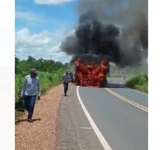 Ônibus pega fogo após acidente na MT-10