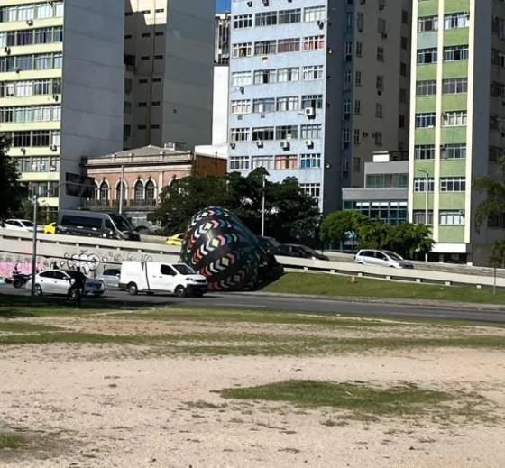 balão cai em avenida