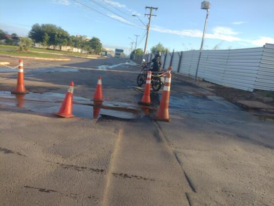 Buraco estava no meio da pista e só recebeu sinalização após o acidente.