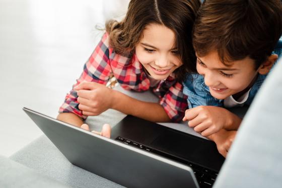 crianças e computador 