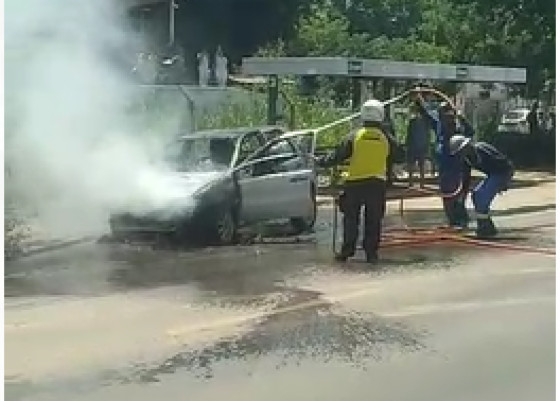 Carro pega fogo em Cuiabá