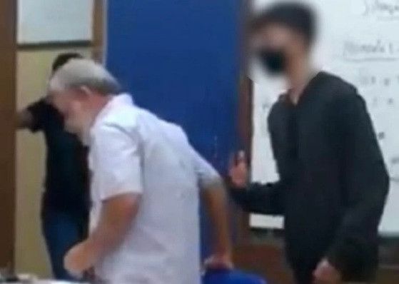 aluno discute com professor