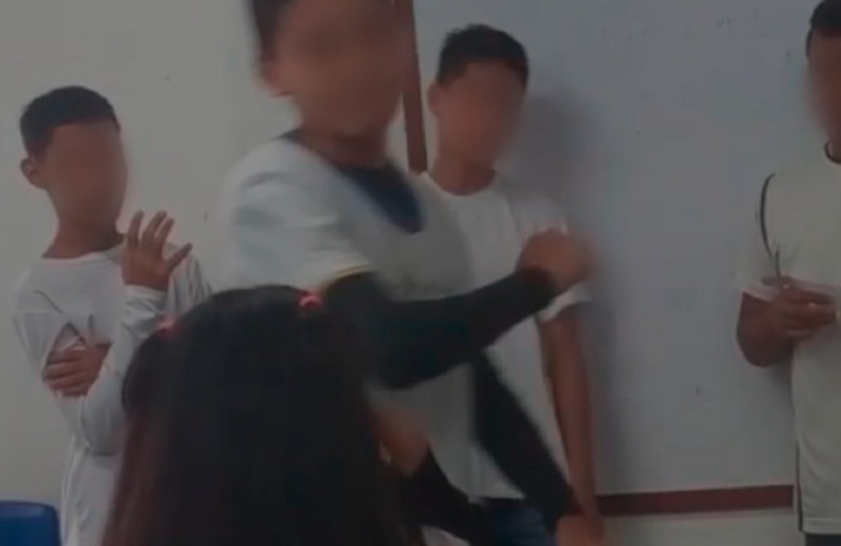 Vídeo: Aluno fura rosto de colega com caneta durante apresentação em escola  | Estadão MT