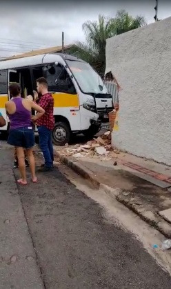 acidente entre carro e van