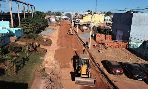 Avenida Acácia Cuiabana recebe serviços de terraplanagem