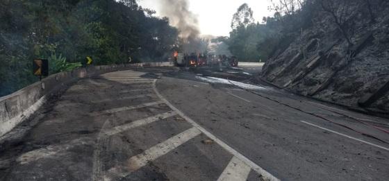 caminhão pega fogo