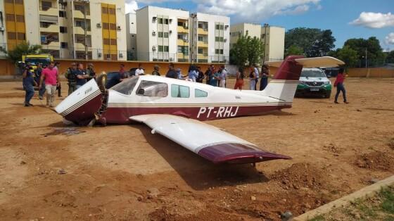 Avião aterrissou em campinho