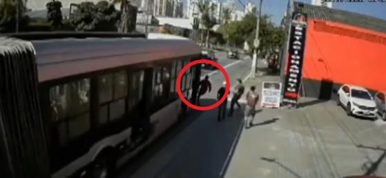 homem atropelado por ônibus