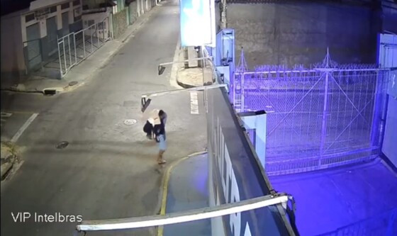 Mulher desacordada é deixada na calçada 