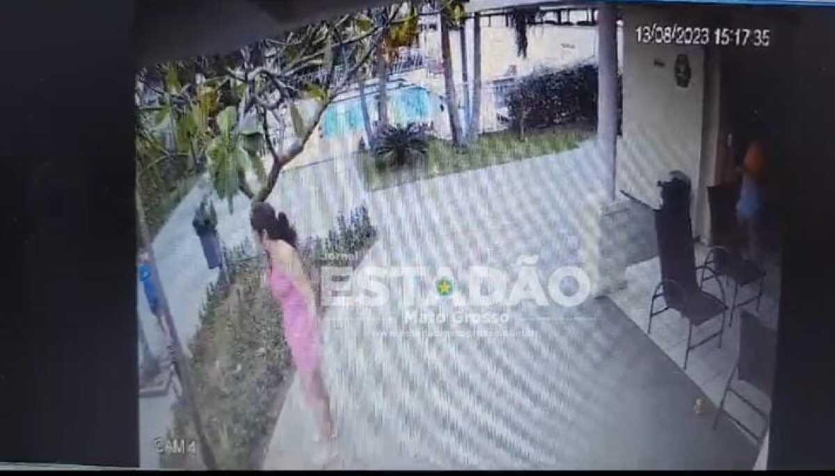 vídeo mulher que bateu em criança brigou com a mãe dela antes de fugir