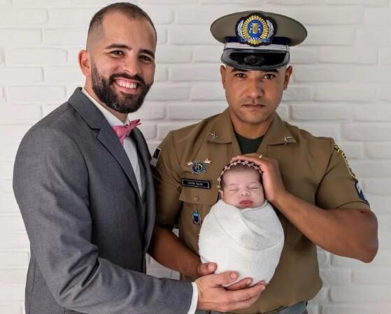 Sargento gay consegue licença paternidade 