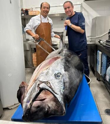 André Saburó e o Chef Vitor Sobral com um atum bluefin de 200kg