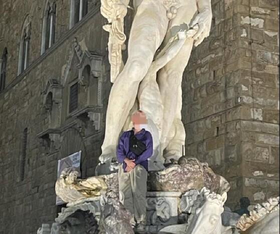 Turista quebra estatua na Itália 