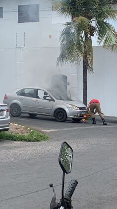 Carro pega fogo atrás da base do Corpo de Bombeiros de Cuiabá