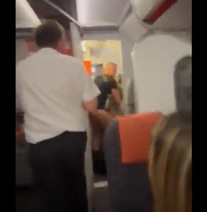 Casal flagrado trepando em avião