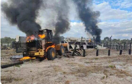 trator maquinario maquina fogo incendio operação